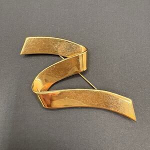 Vintage Monet Gold Tone Pin Brooch Zigzag Ribbon 3"